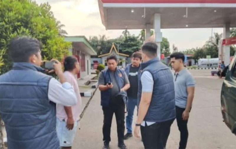 Personel Satreskrim Polres Kuansing mengamankan pelaku diduga melakukan penyalahgunaan BBM bersubsidi, Senin (9/3/2026) sore di SPBU Sitorajo Kari Kecamatan Kuantan Tengah. 