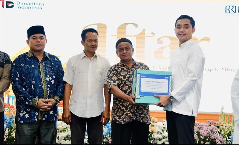 Regional CEO BRI Region 2 Pekanbaru, Dian Kesuma Wardhana menyerahkan bantuan saat buka puasa bersama masyarakat Kelurahan Industri Tenayan di Menara BRI Pekanbaru, Selasa (10/3/2026). 