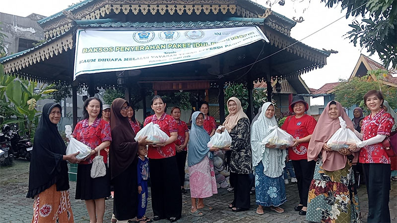 Ketua PSMTI Riau Lindawati didampingi pengurus menyerahkan secara simbolis paket lebaran kepada masyarakat di Kecamatan Siak Hulu Kebupaten Kampar, Selasa (10/3/2026). 