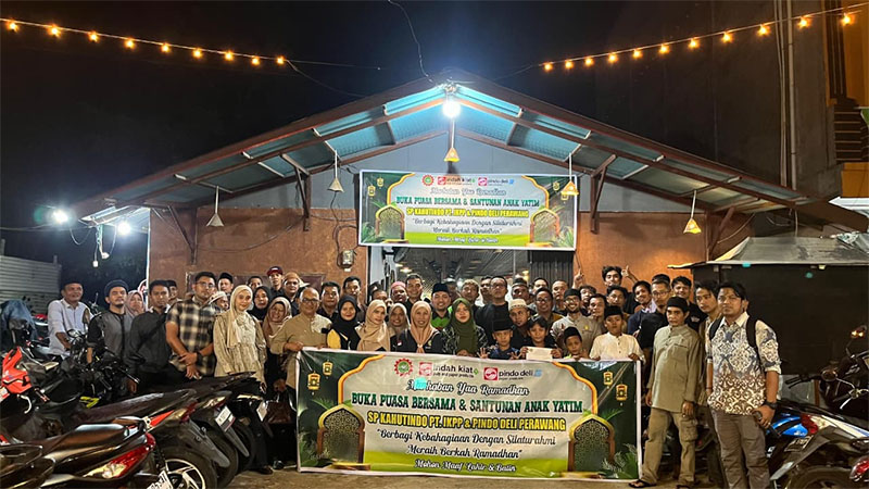 Serikat Pekerja Kahutindo PT IKPP dan Pindo Deli gelar buka puasa bersama dengan mitranya dan pemberian santunan kepada anak yatim di Perawang, Selasa (10/3/2026). 