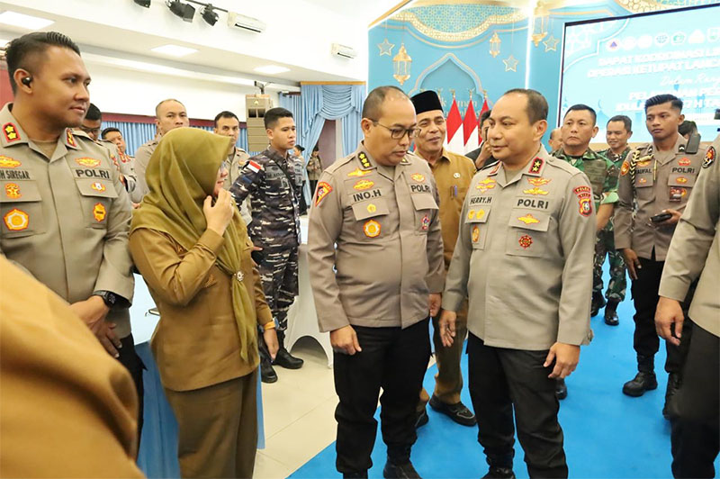 Bupati Afni Z dan Kapolres Siak AKBP Sepuh Ade Irsyam Siregar mengikuti rakor dan berbincang dengan Kapolda Irjen Pol Herry Heryawan di Gedung Tribrata Polda Riau, Senin (9/3/2026).  