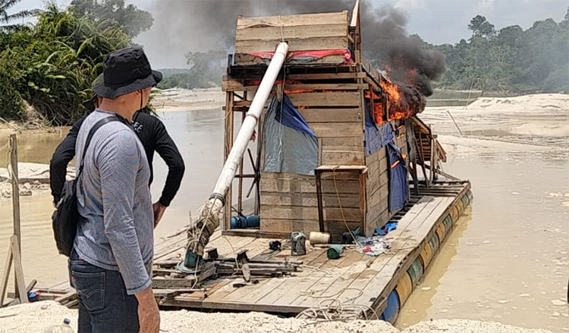 Jajaran Polsek Kampar Kiri membakar dua rakit PETI di Sungai Teso, Dusun Kuran, Desa Gunung Sahilan, Kecamatan Gunung Sahilan, Kabupaten Kampar, Selasa (10/3/2026)