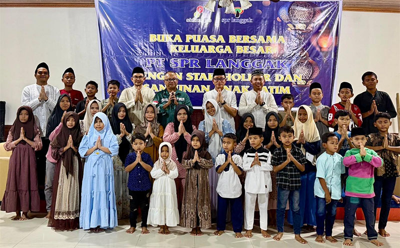 Pimpinan PT SPR Langgak dan panitia foto bersama pada acara buka bersama stakeholder dan anak yatim, Senin (9/3/2026).