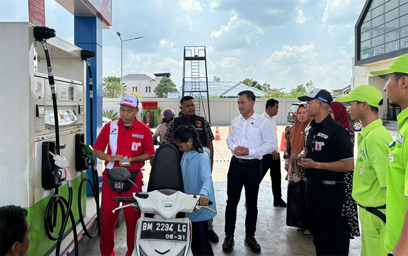 Personel Polres Inhil bersama Disdagtri dan TNI melakukan pemeriksaan ketersediaan dan stok BBM dan Elpiji, Selasa (10/3/2026).