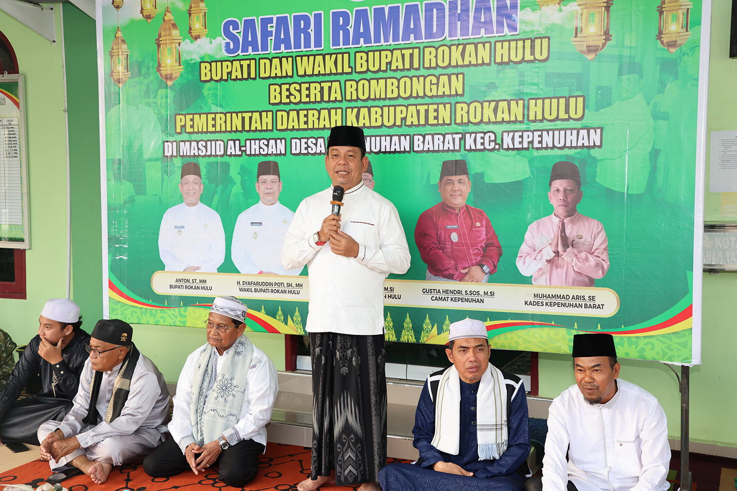 Wabup Rohul H Syafaruddin Poti SH MM memberikan arahan sekaligus bantuan dalam kunjungan Safari Ramadan Pemkab Rohul di Masjid Al-Ikhsan&nbsp;Desa Kepenuhan Barat, Kecamatan Kepenuhan, Senin (9/3/2026).