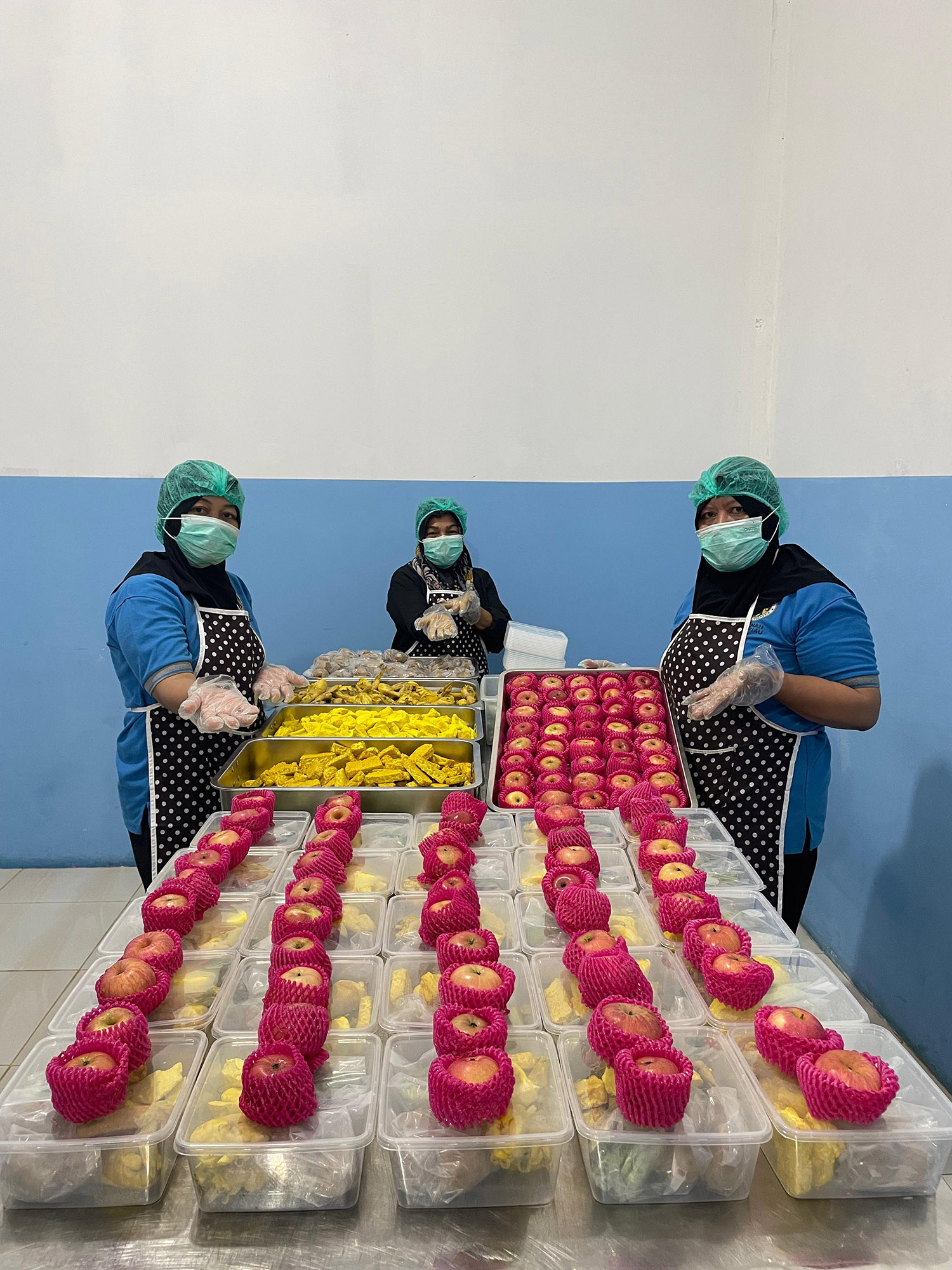 Para relawan Dapur SPPG Bencahlesung menyiapkan menu untuk program MBG, Senin (9/3/2026).