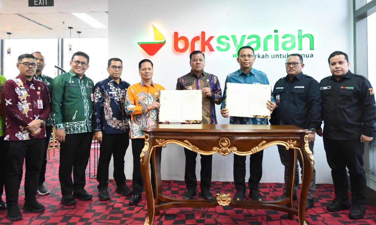Plt. Direktur Utama BRK Syariah, Helwin Yunus bersama Bupati Kuantan Singingi, Suhardiman Amby foto bersama usai Penandatanganan kesepakatan kerjasama