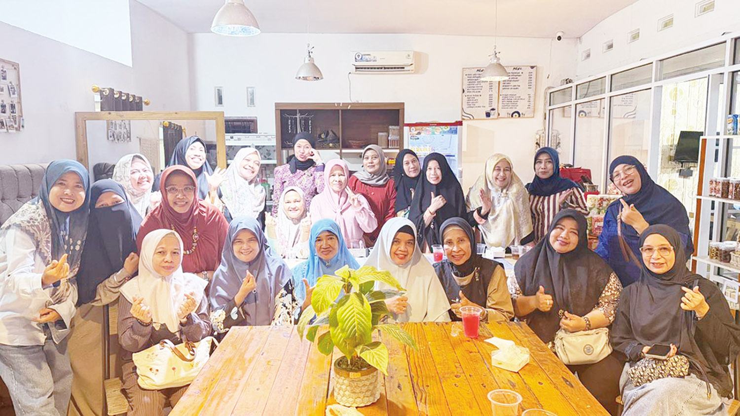 Peserta sosialisasi pendampingan intensif UMKM yang digelar Rumah Kreatif Caraka bersama ASBF Riau dan Tim Penyuluh Perindag Riau foto bersama usai kegiatan sosialisasi di Pekanbaru, Sabtu (6/3/2026).