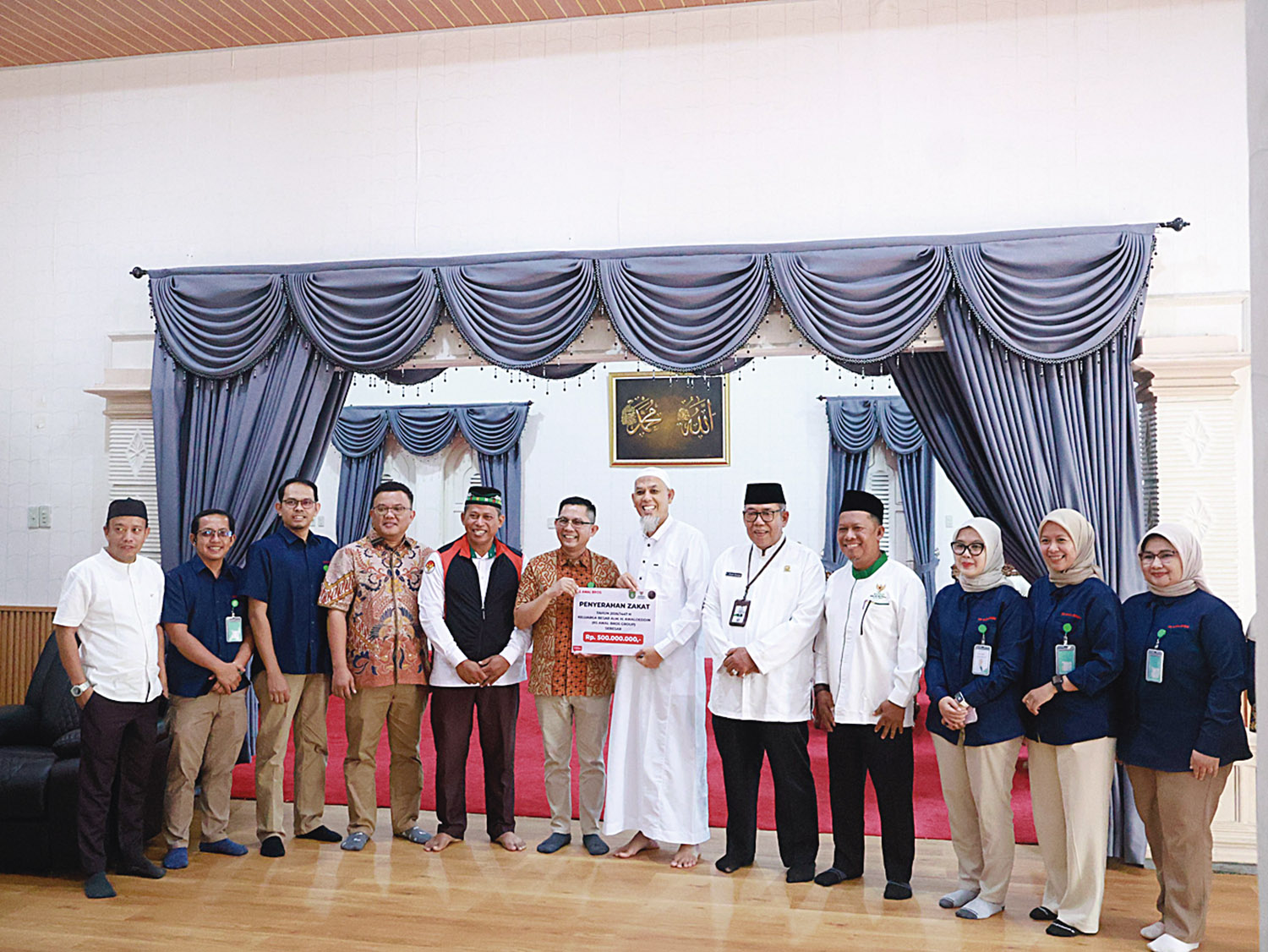 Direktur RS Awal Bros Dumai dr Vandra Yovano MARS (enam kiri) bersama Wali Kota Dumai H Paisal SKM MARS (enam kanan) dan Ketua Baznas Dumai Afrizal Oesm
