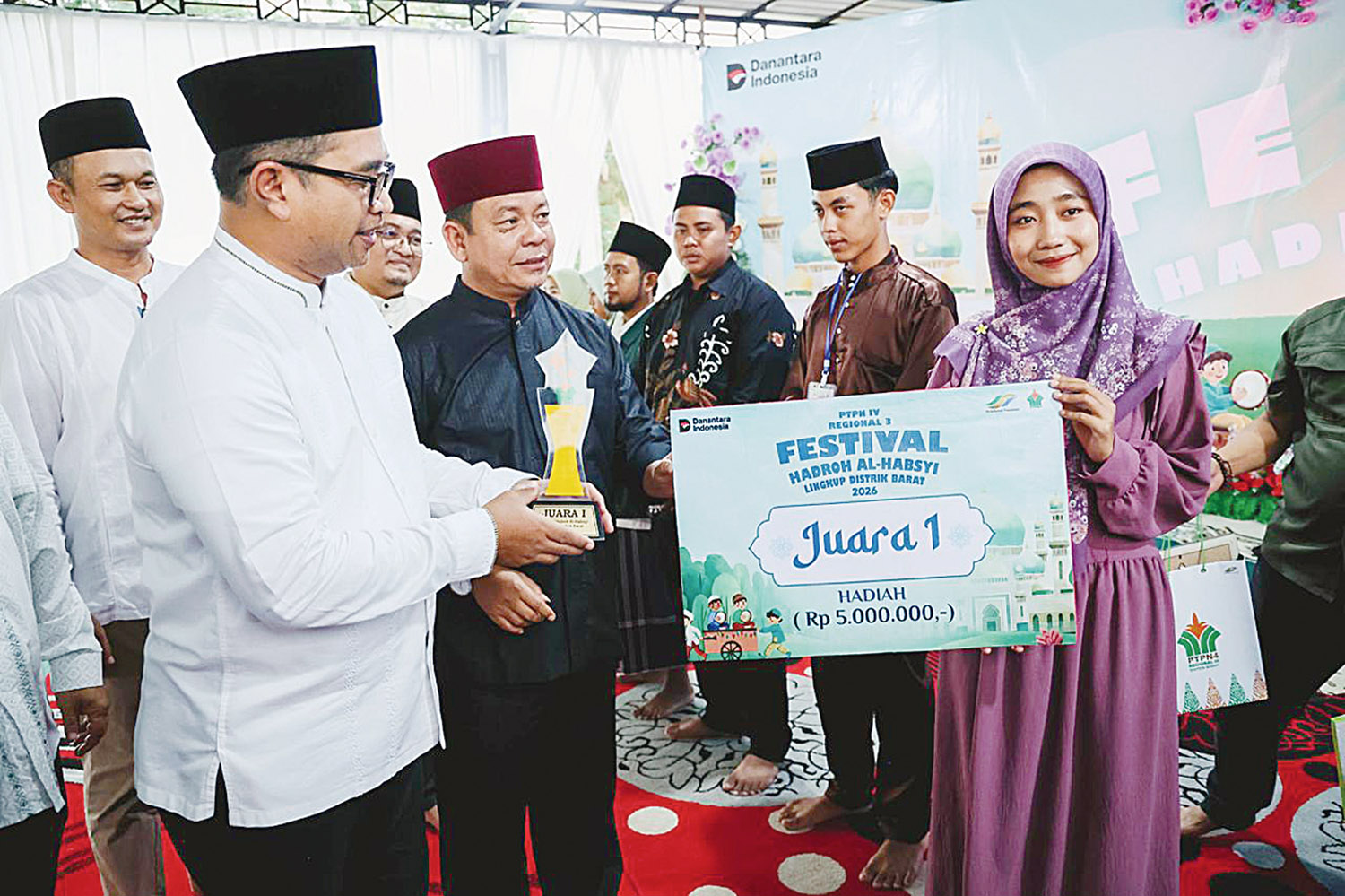 Region Head PTPN IV Regional III Bambang Budi Santoso menyerahkan hadiah kepada pemenang festival hadroh, beberapa waktu lalu.