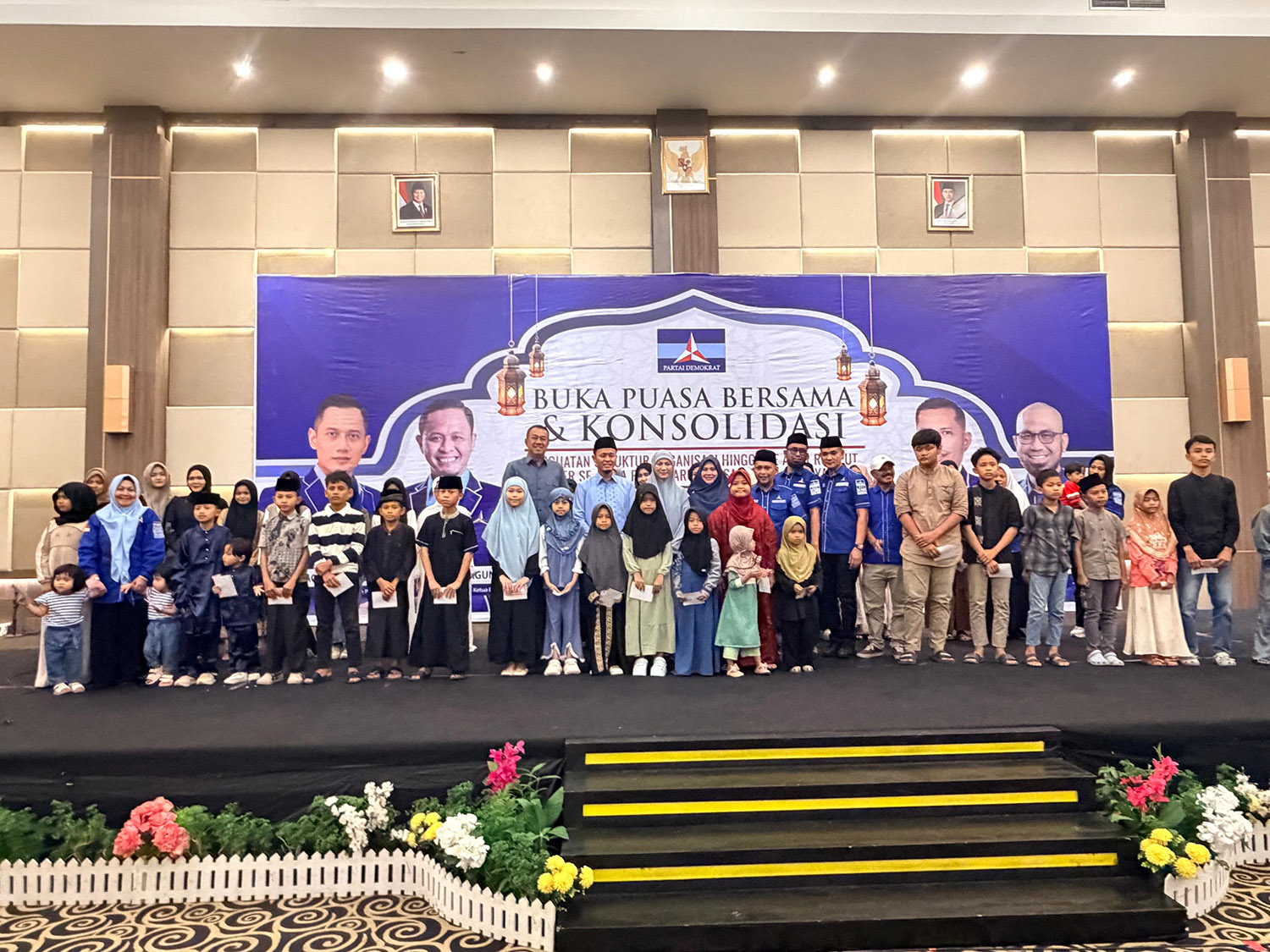 Ketua DPC Demokrat Pekanbaru Tengku Azwendi, Ketua DPD Partai Demokrat Riau Agung Nugroho, Ketua Srikandi Demokrat Riau Sulastri berfoto bersama anak yatim dan kader Demokrat Pekanbaru pada kegiatan.