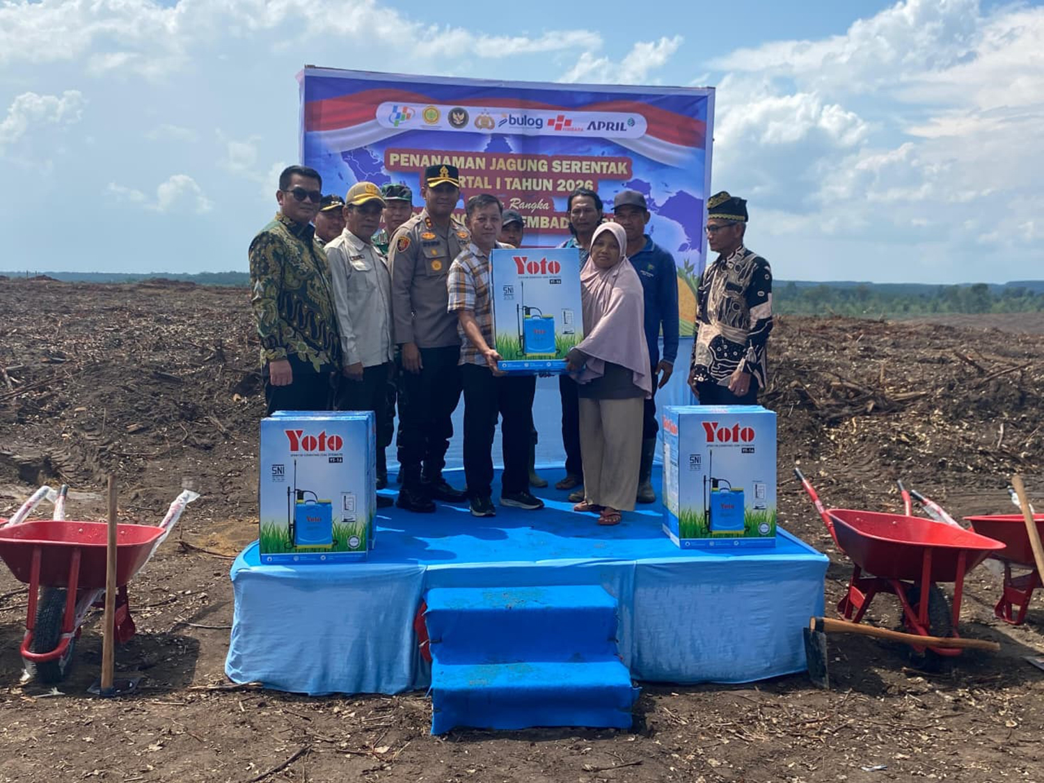 Manajemen RAPP dan Polres Siak foto bersama saat penanaman jagung pipil di Kampung Lubuk Jering, Kecamatan Tualang, Kabupaten Siak, Sabtu (7/3/2026). 