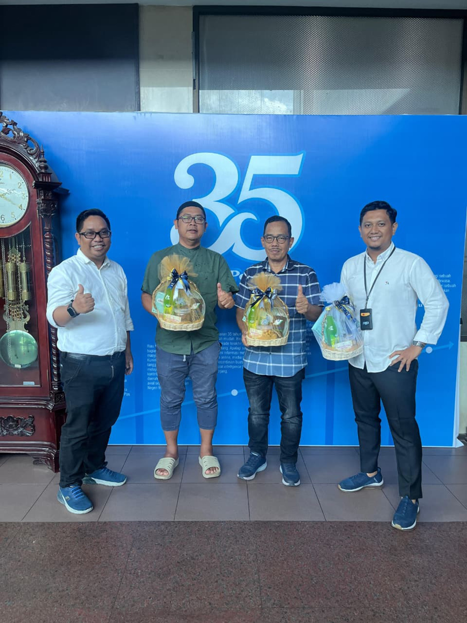 Kepala Divisi Sales dan Marketing RS Aulia Hospital Endro Andika Putra (kiri) foto bersama Direktur Utama Riau Pos Ahmad Dardiri (dua kiri), Direktur Asmawi Ibrahim (dua kanan) dan Kepala Unit Sales.