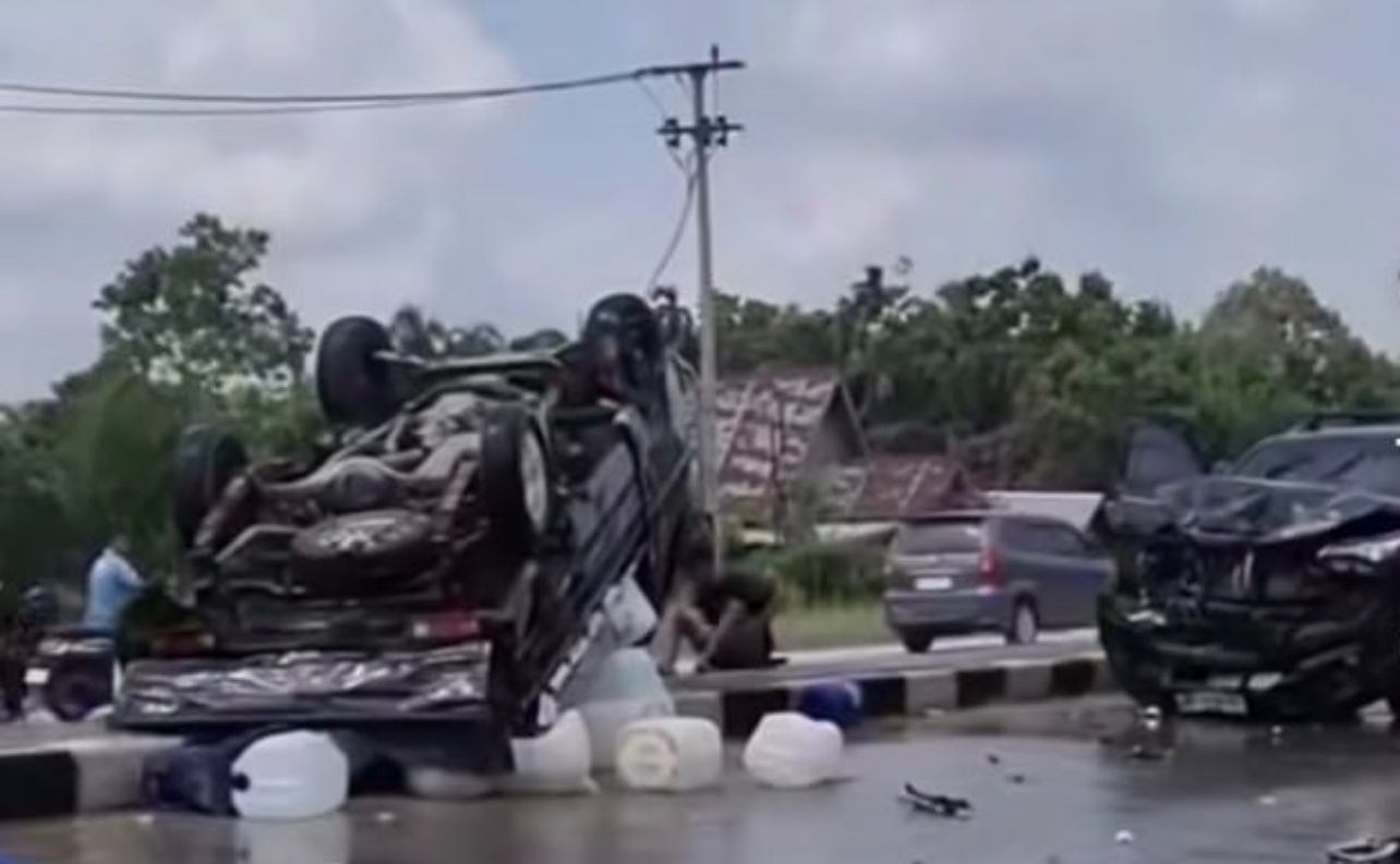 Kecelakaan lalu lintas yang melibatkan mobil SUV&nbsp;dan&nbsp;Pick up&nbsp;pengangkut galon air terjadi di Rimbo Panjang, Jalan Lintas Pekanbaru&ndash;Bangkinang, Selasa (10/3/2026).