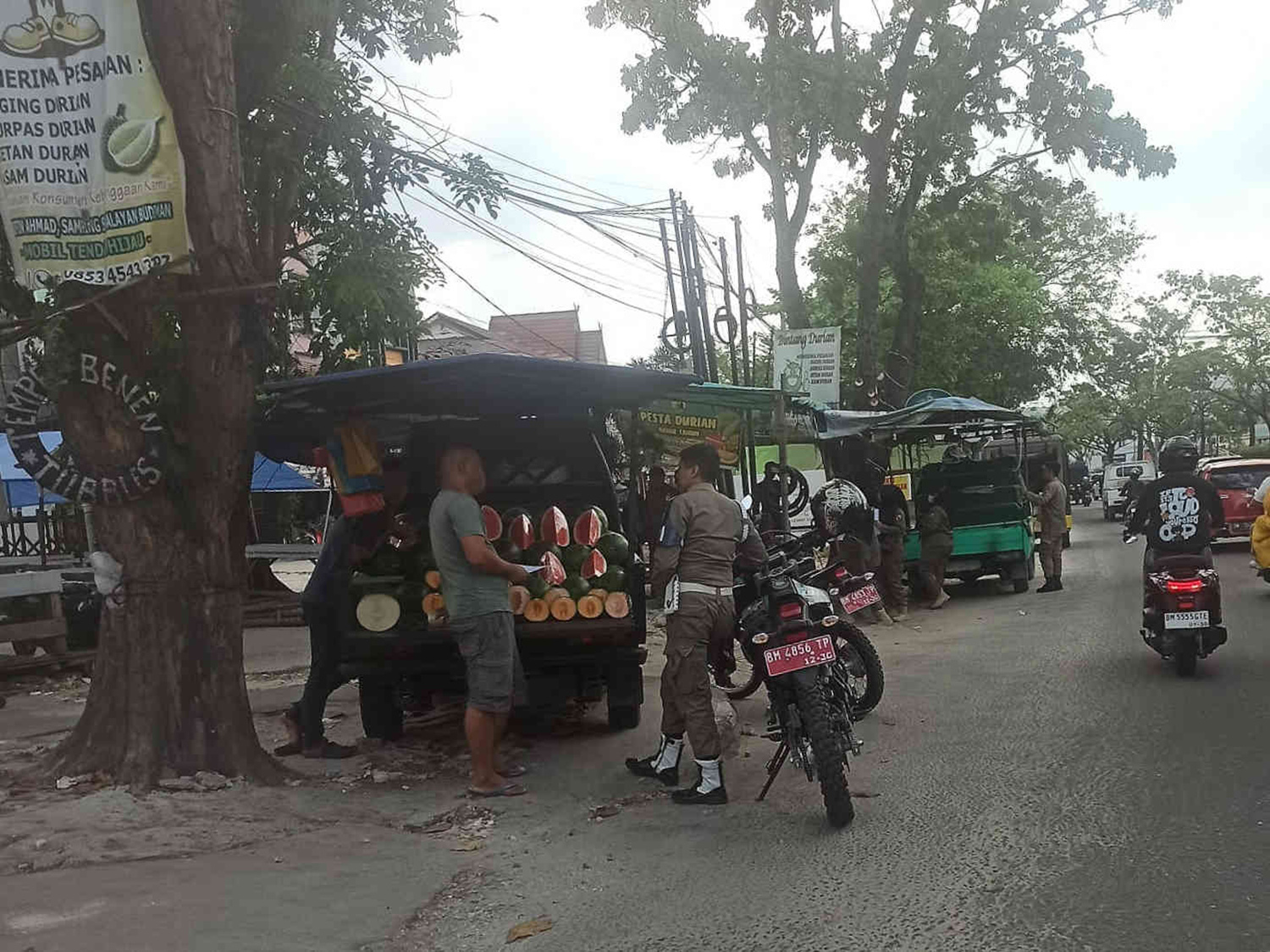Petugas Satpol PP melakukan penertiban sejumlah pedagang kaki lima (PKL) di jalan Arifin Ahmad kota Pekanbaru, Senin (9/3/2026).