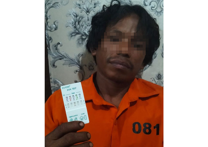 Pelaku pencurian sawit yang ternyata positif narkoba usai diamankan di Polsek Rupat, Bengkalis.