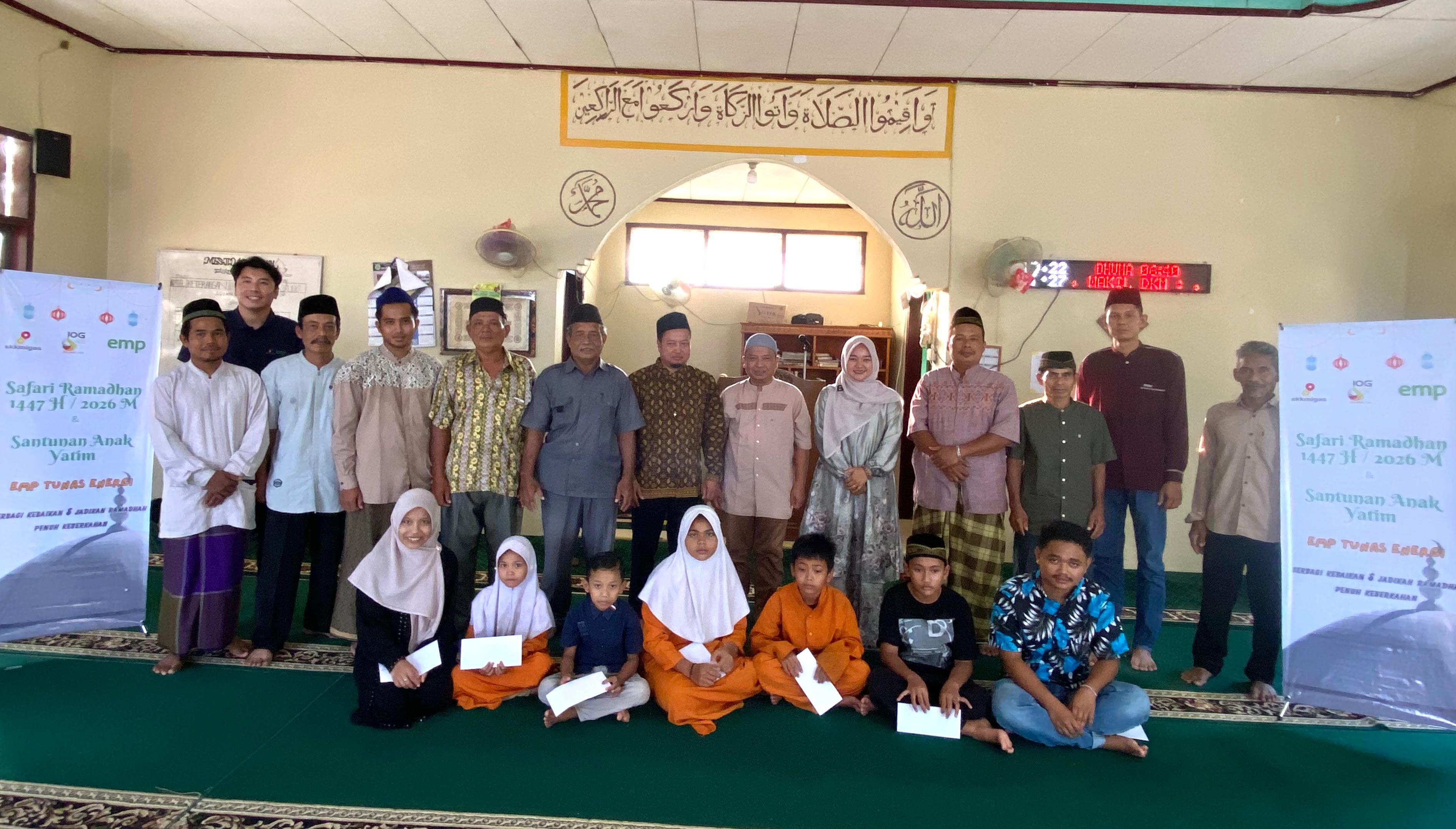 PT EMP Tunas Energi menyerahkan bantuan kepada anak yatim di Desa Talang Suka Maju, Kecamatan Rakit Kulim, Indragiri Hulu.