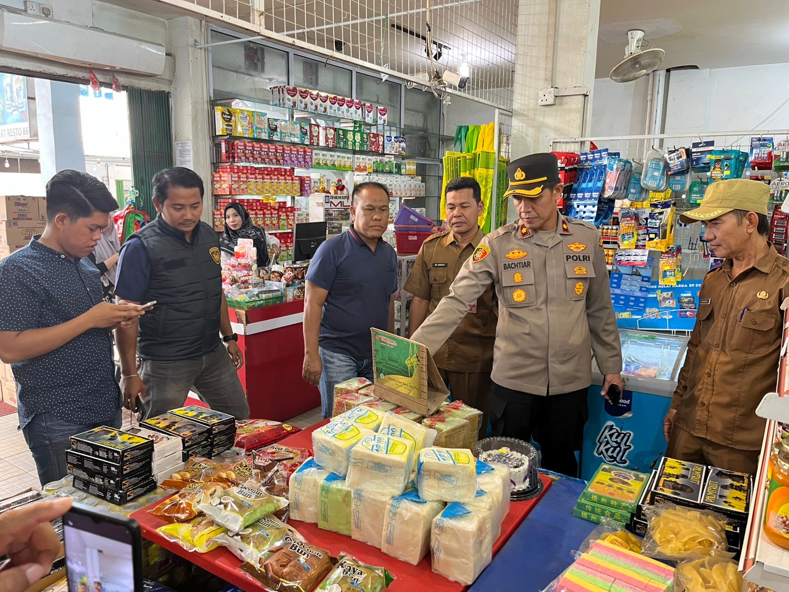 Kapolsek Kateman Kompol Bachtiar SH MH bersama Forkopimcam memantau ketersediaan serta harga Bapoktong di Pasar Sungai Guntung, Kateman, Inhil, Selasa (10/3/2026).