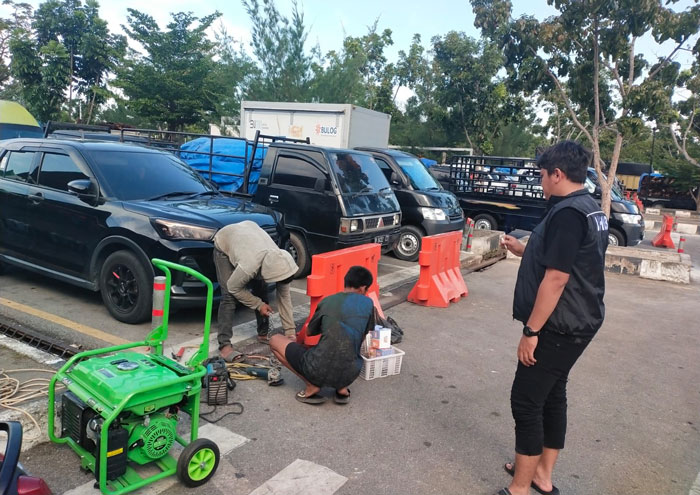 Petugas Dishub Bengkalis membenahi jalur antrean di pelabuhan Roro air putih Bengkalis untuk kenyamanan masyarakat pada arus mudik dan balek lebaran.