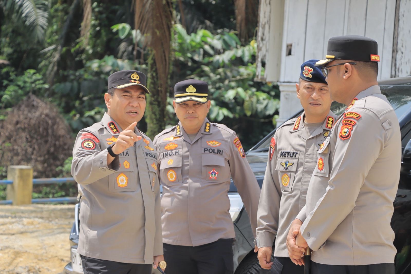 Kapolda Riau Irjen Pol Herry Heryawan meninjau langsung kesiapan Jembatan Merah Putih Presisi di Desa Gobah, Kecamatan Tambang, Kabupaten Kampar, Selasa (10/3/2026).