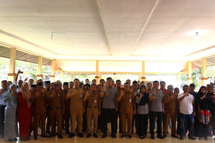 Tim Kanwil Kemenkum Riau berfoto bersama peserta kegiatan Pembinaan Posbankum yang dilaksanakan di Kecamatan Bengkalis pada Senin (9/3/2026).