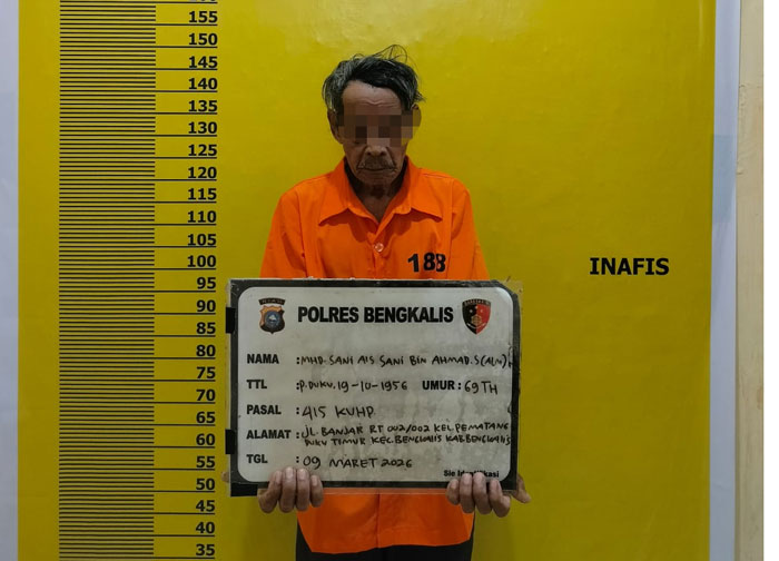 Kakek berinisial S berusia 70 tahun yang diduga cabuli 8 anak perempuan di bawah umur diamankan Satreskrim Polres Bengkalis.