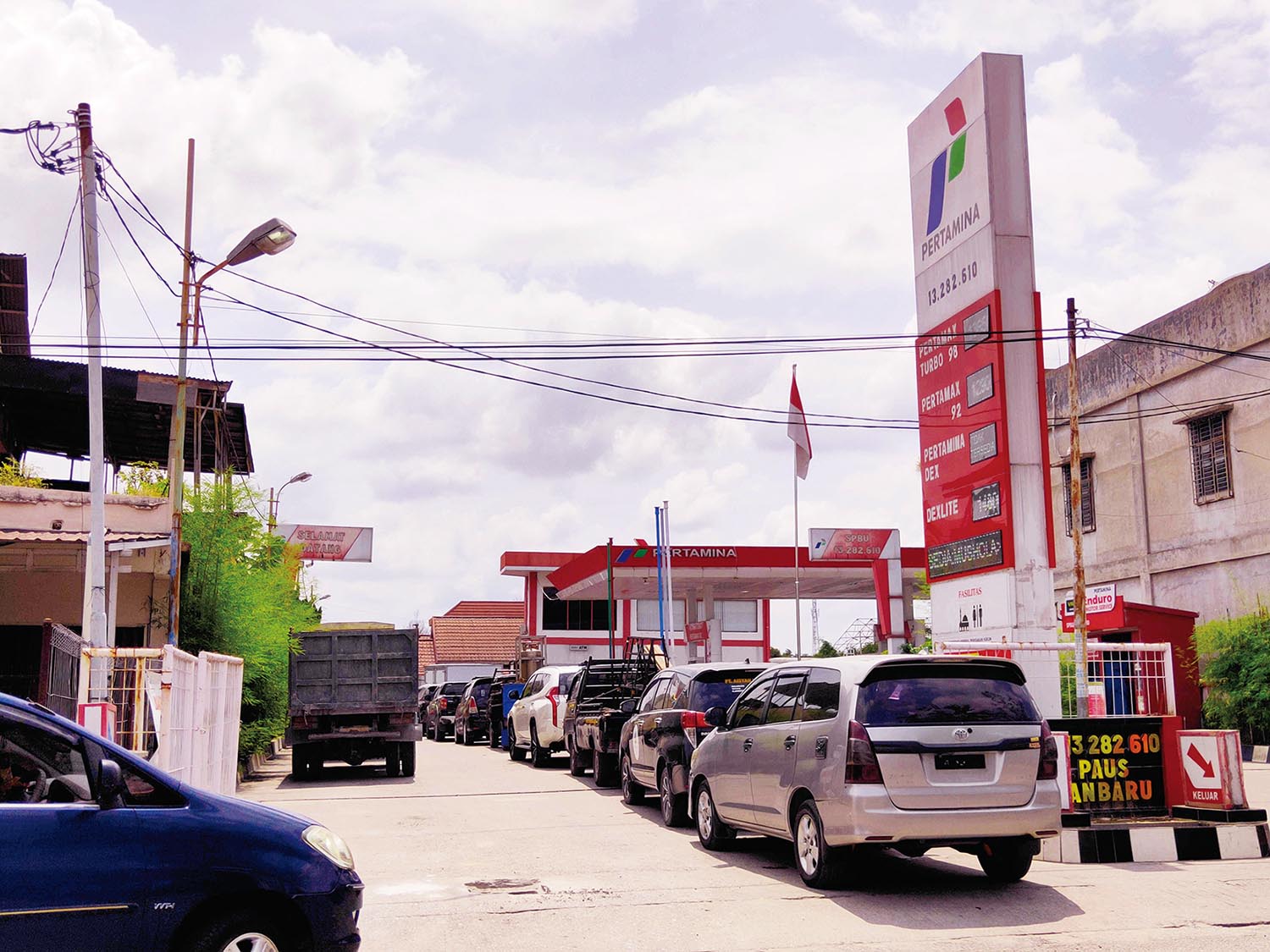 Antre : Kondisi antrean kendaraan berbahan bakar solar di salah satu SPBU  Jalan Paus Pekanbaru, Senin (9/3/2026). 