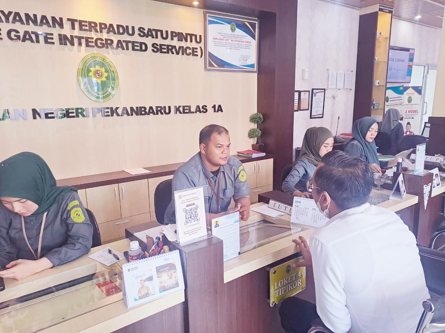 Personel Tim&nbsp;Jaksa Penuntut Umum KPK saat menyerahkan berkas perkara&nbsp;Gubernur Riau nonaktif Abdul Wahid ke Pengadilan Tindak Pidana Korupsi pada Pengadilan Negeri Pekanbaru, Selasa (10/3/2026). 