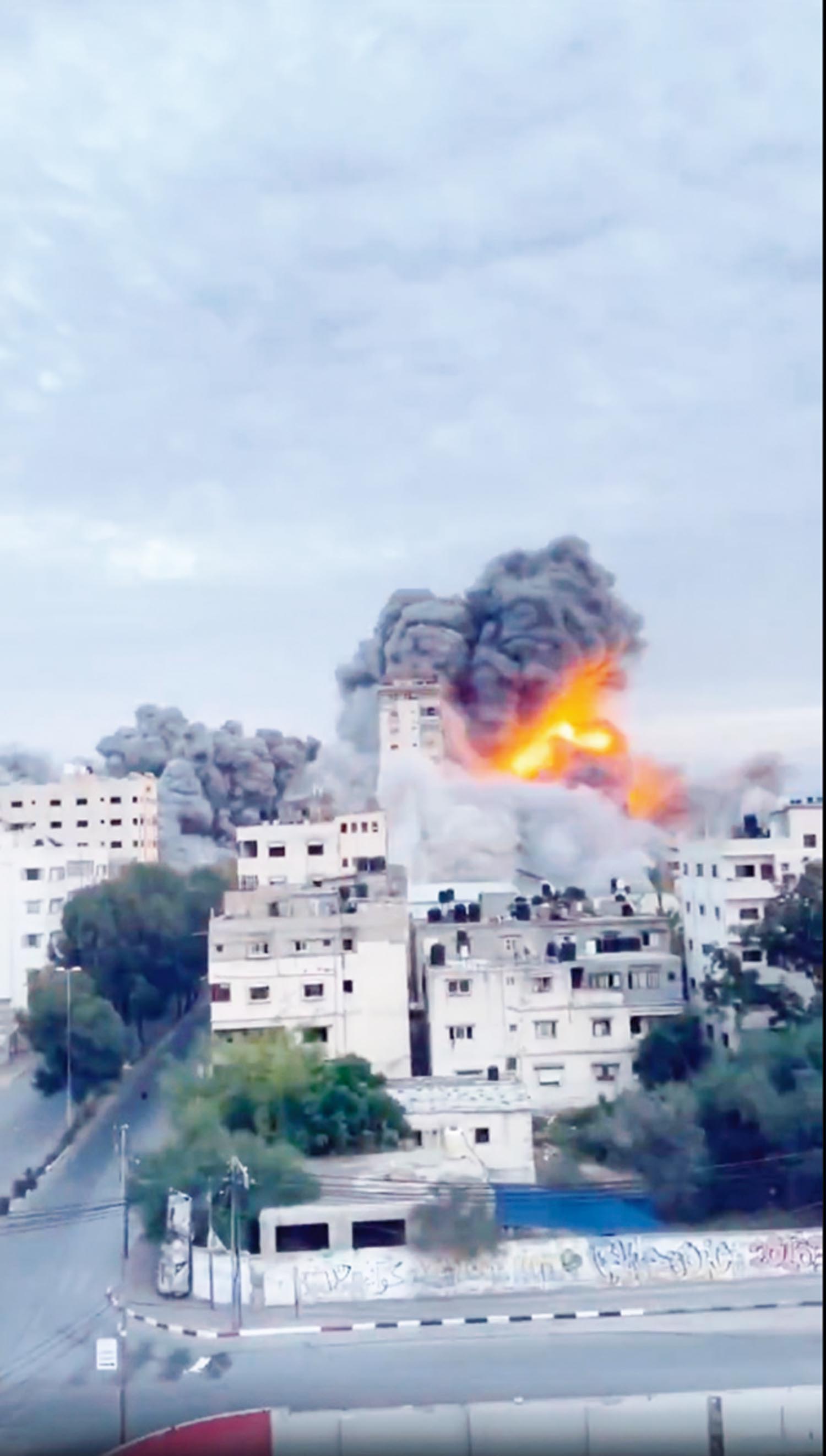 Gedung-gedung di Tel Aviv, Israel hancur dan terbakar akibat serangan rudal Iran, Selasa (10/3/2026). 