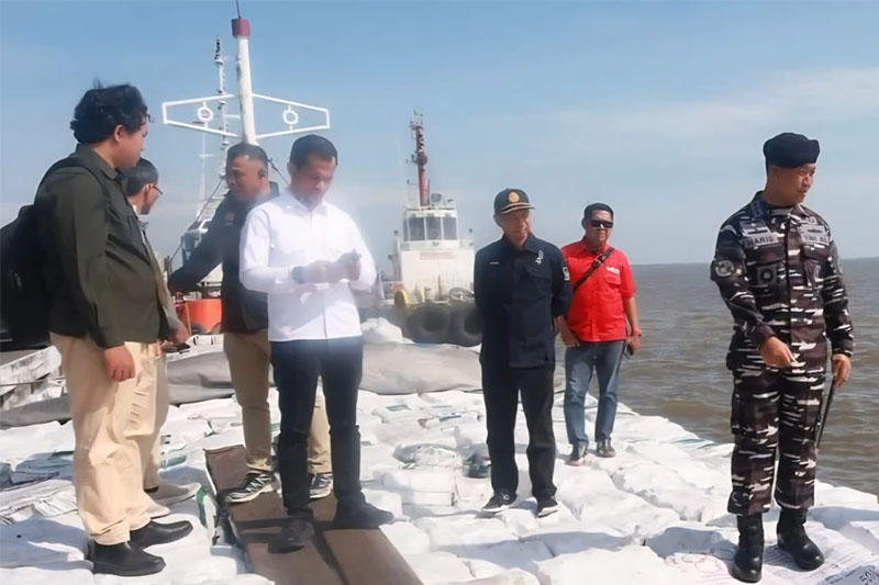 Ratusan ton barang bukti arang bakau tanpa dokumen dari Meranti yang diamankan oleh Pangkalan TNI AL (Lanal) Dumai bersama Satgas Intelmar Koarmada I.