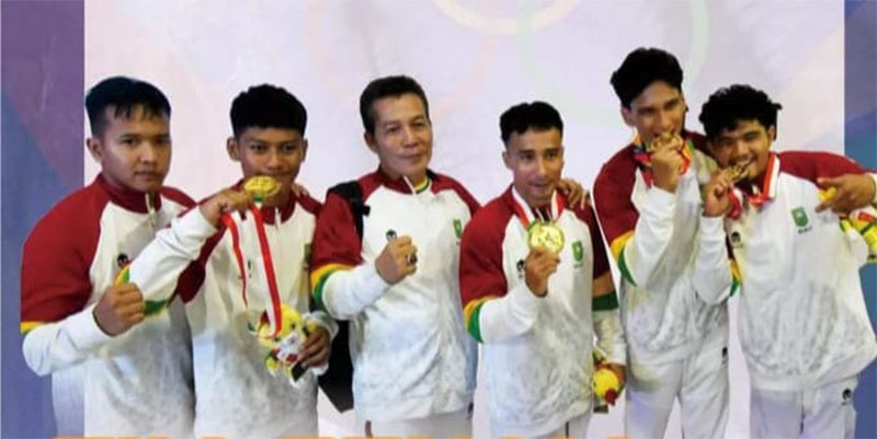 Pelatih senam Riau Ahmad Markos dan atlet foto bersama usai meraih juara umum pada PON Aceh-Sumut 2024  