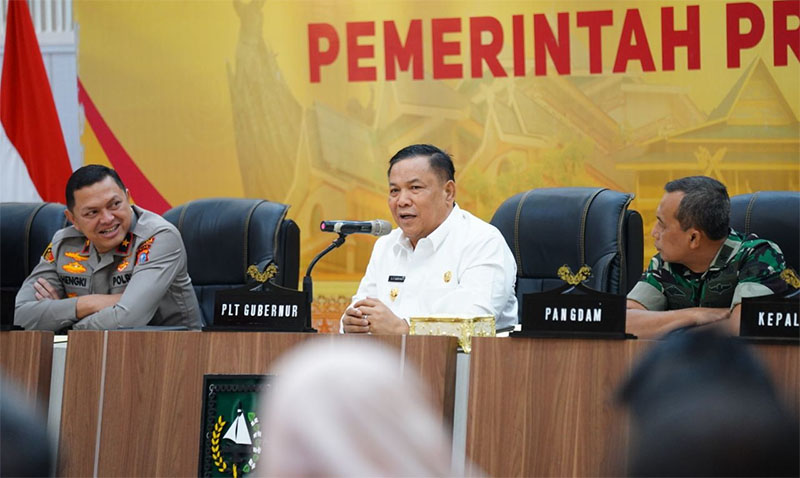 Plt Gubri SF Hariyanto saat memimpin rapat TPID di gedung daerah Riau, Rabu (11/3/2026). 