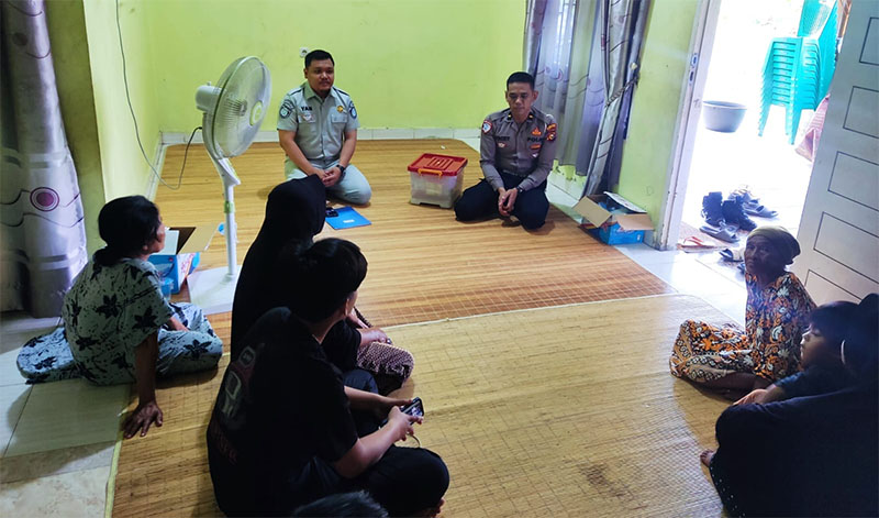 Personel Satlantas Polres Kuansing dan Jasa Raharja Teluk Kuantan mengunjungi rumah korban Lakalantas di Desa Pintu Gobang Kari Kecamatan Kuantan Tengah, Senin (9/3/2026)