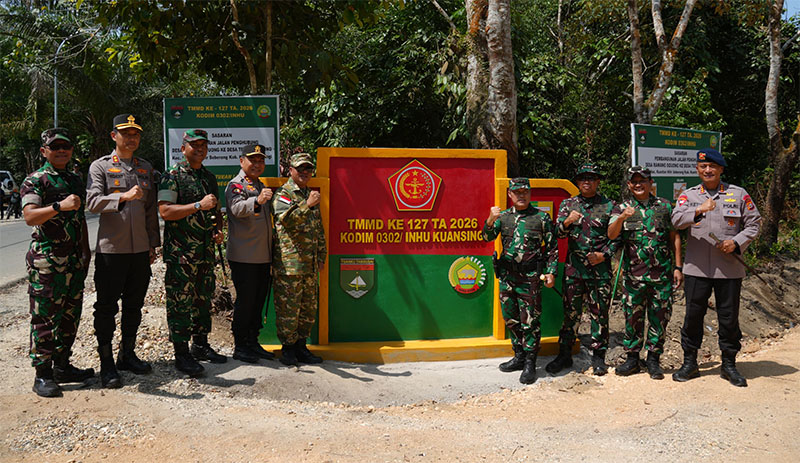 Pangdam XIX Tuanku Tambusai, Mayjen TNI Agus Hadi Waluyo, Kapolda Riau Irjen Pol Herry Heryawan, Bupati Kuansing H Suhardiman Amby menerima penyerahan kegiatan TMMD tahun 2026 saat penutupan 