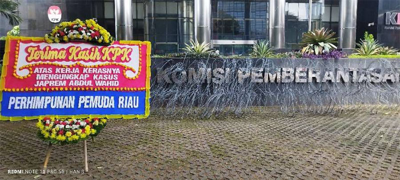 Papan bunga berisi ucapan terima kasih kepada KPK berdiri di halaman depan Gedung Merah Putih KPK, Jakarta, pasca pelimpahan terdakwa dugaan korupsi Gubernur Riau nonaktif Abdul Wahid Cs ke Pengadilan