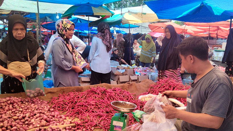 Warga membeli cabai merah di Pasaran Inpres Bangkinang, Rabu (11/6/2026).