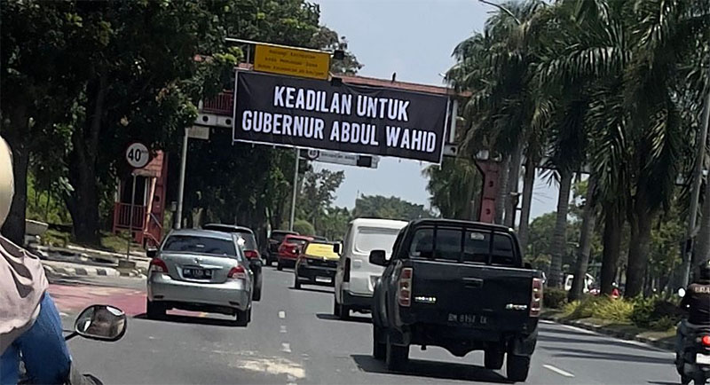 Spanduk raksasa terpasang di JPO depan Gelanggang Remaja, Jalan Sudirman, Pekanbaru, Rabu (11/3/2026).