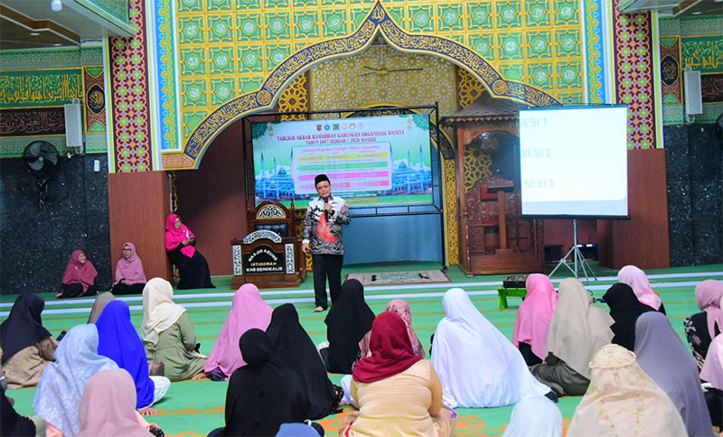 Ustaz H Khairul Umum menyampaikan materi tentang pembagian harta warisan di Masjid Agung Istiqomah Bengkalis, Rabu (11/3/2026).