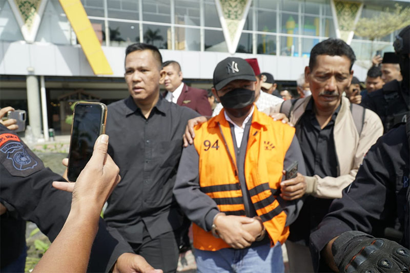 Gubernur Riau Non Aktif Abdul Wahid di Bandara Sultan Syarif Kasim Pekanbaru, Rabu (11/3). 