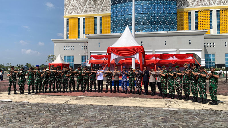 Foto bersama saat Program TNI Manunggal Membangun Desa (TMMD) ke-127 di Kota Pekanbaru resmi ditutup 