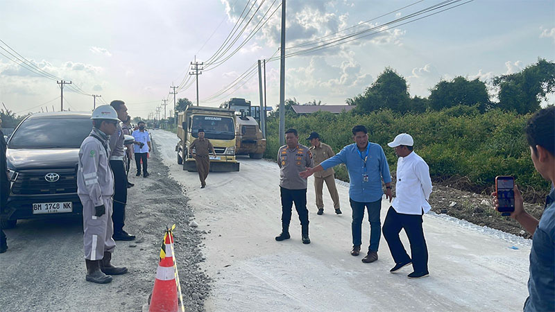 Kapolres Pelalawan AKBP John Louis Letedara didampingi Kasat Lantas AKP&nbsp;Tatit Rizkyan Hanafi meninjau lokasi pengerjaan perbaikan Jalan Lintas Timur Km 74 yang ditargetkan rampung jelang arus mudik