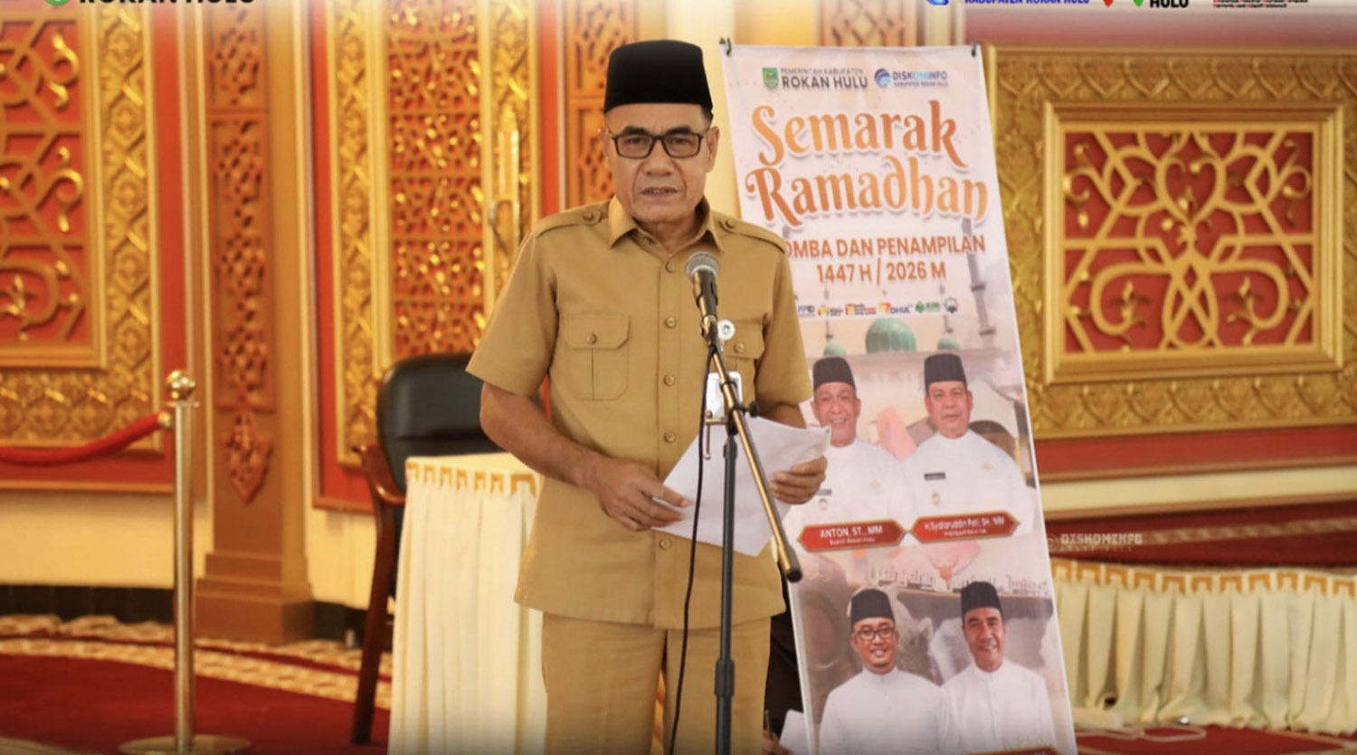 Kadis Kominfo Rohul Suharman Nasution MM memberikan arahan saat menghadiri pembukaan lomba Semarak Ramadan tingkat pelajar di MAIC Rohul, Senin (9/3/2026). 