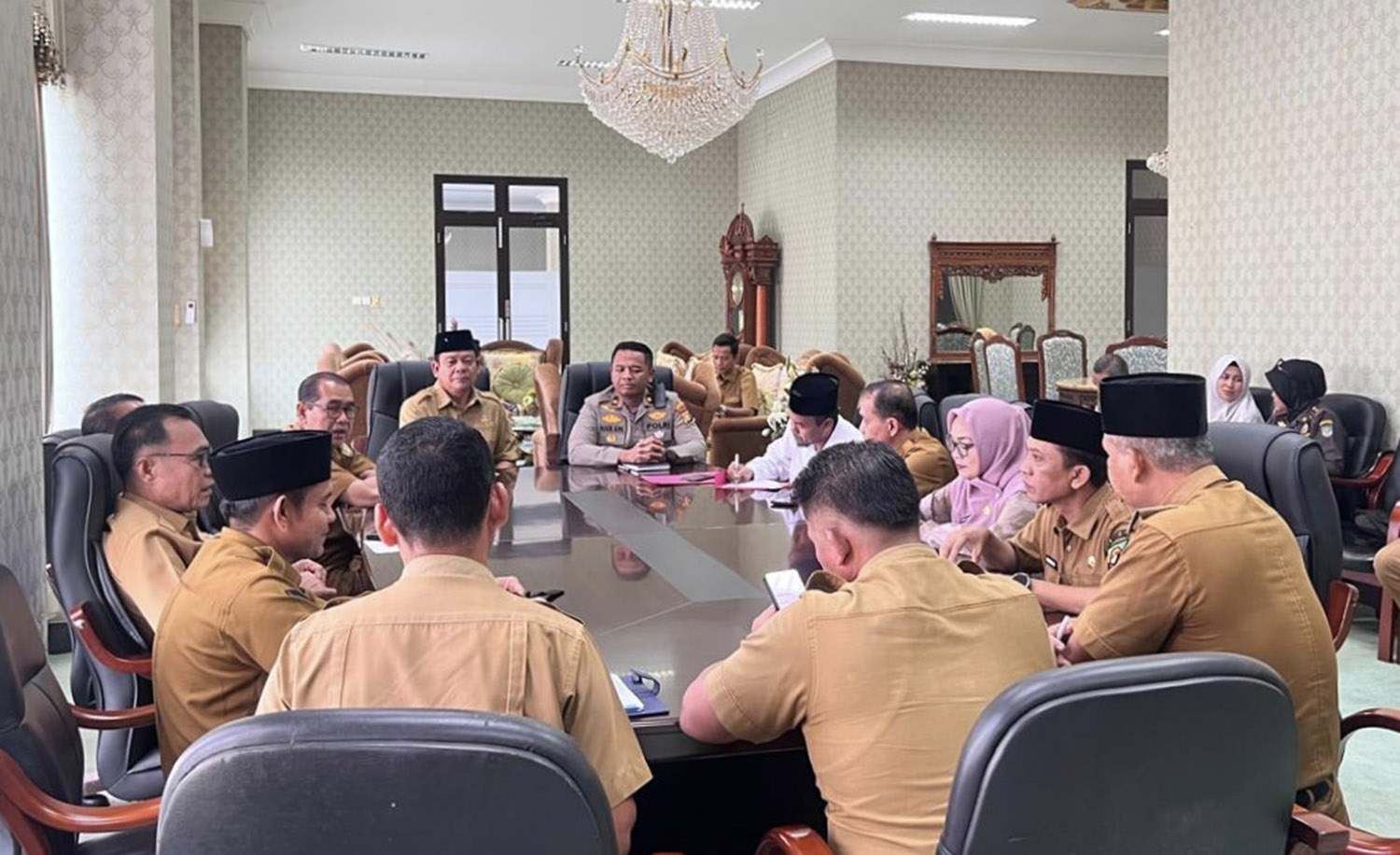 Plh Bupati Rohul H Syafaruddin Poti yang juga Wabup Rohul memimpin rapat persiapan malam takbiran&nbsp;Idulfitri&nbsp;tingkat kabupaten di ruang rapat VIP MAIC&nbsp;Rohul, Selasa (10/3/2026). 