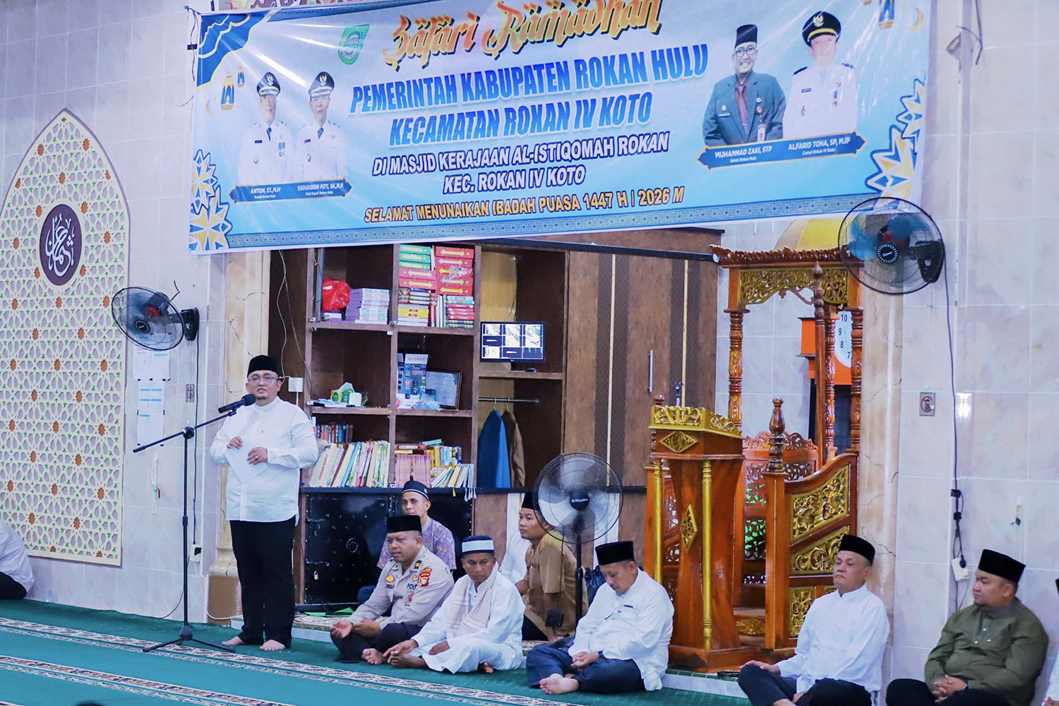 Sekda Rohul Muhammad Zaki mewakili Bupati Rohul Anton ST MM memberikan arahan saat melaksanakan Safari Ramadan Pemkab Rohul di Masjid Al-Istiqomah Desa Rokan Koto Ruang, Kecamatan Rokan IV Koto, Senin