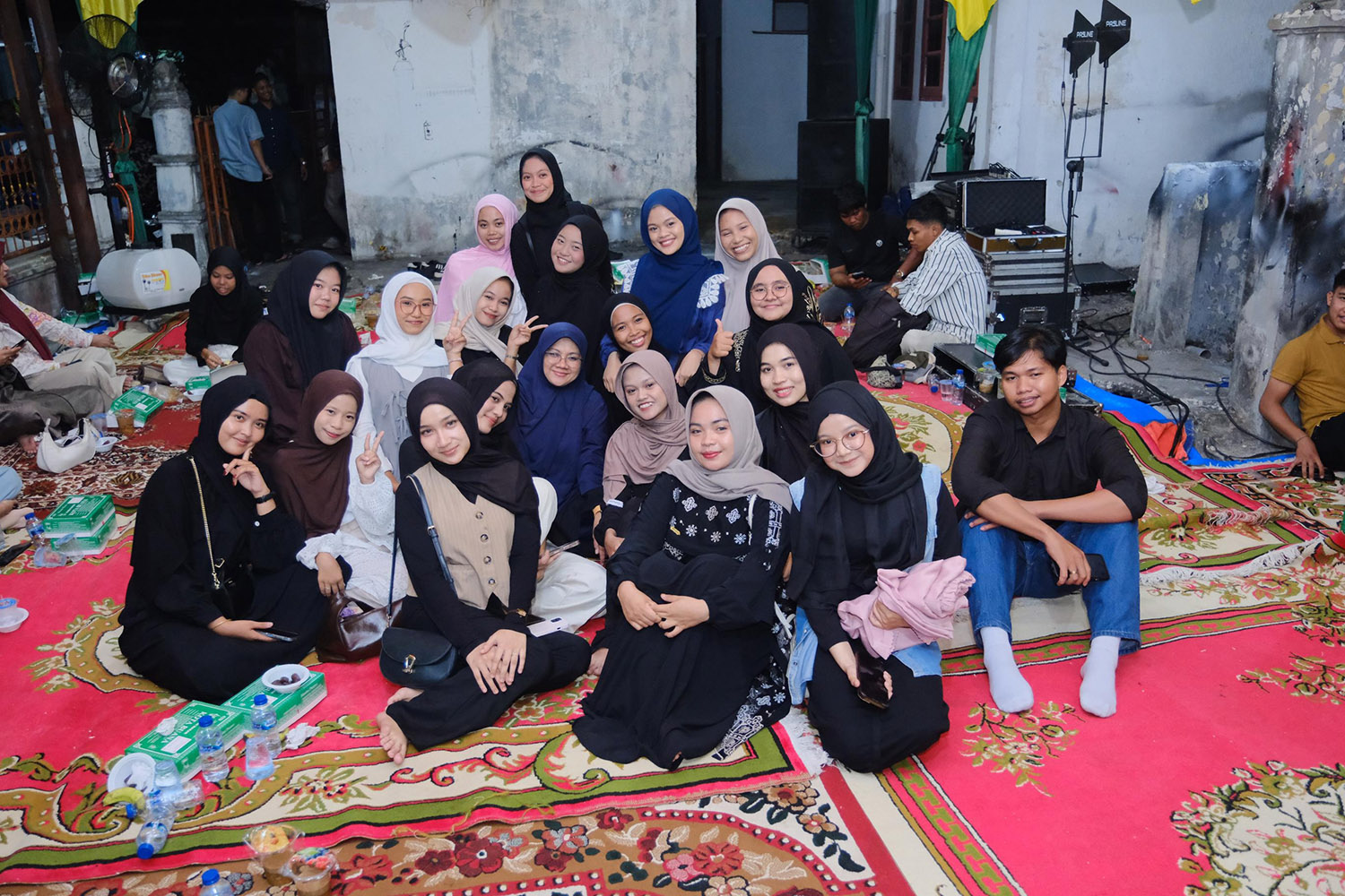 Bupati Siak Afni Z foto bersama mahasiswi saat buka puasa bersama di Mess Mahasiswa Siak di Pekanbaru, Ahad (8/3/2026).