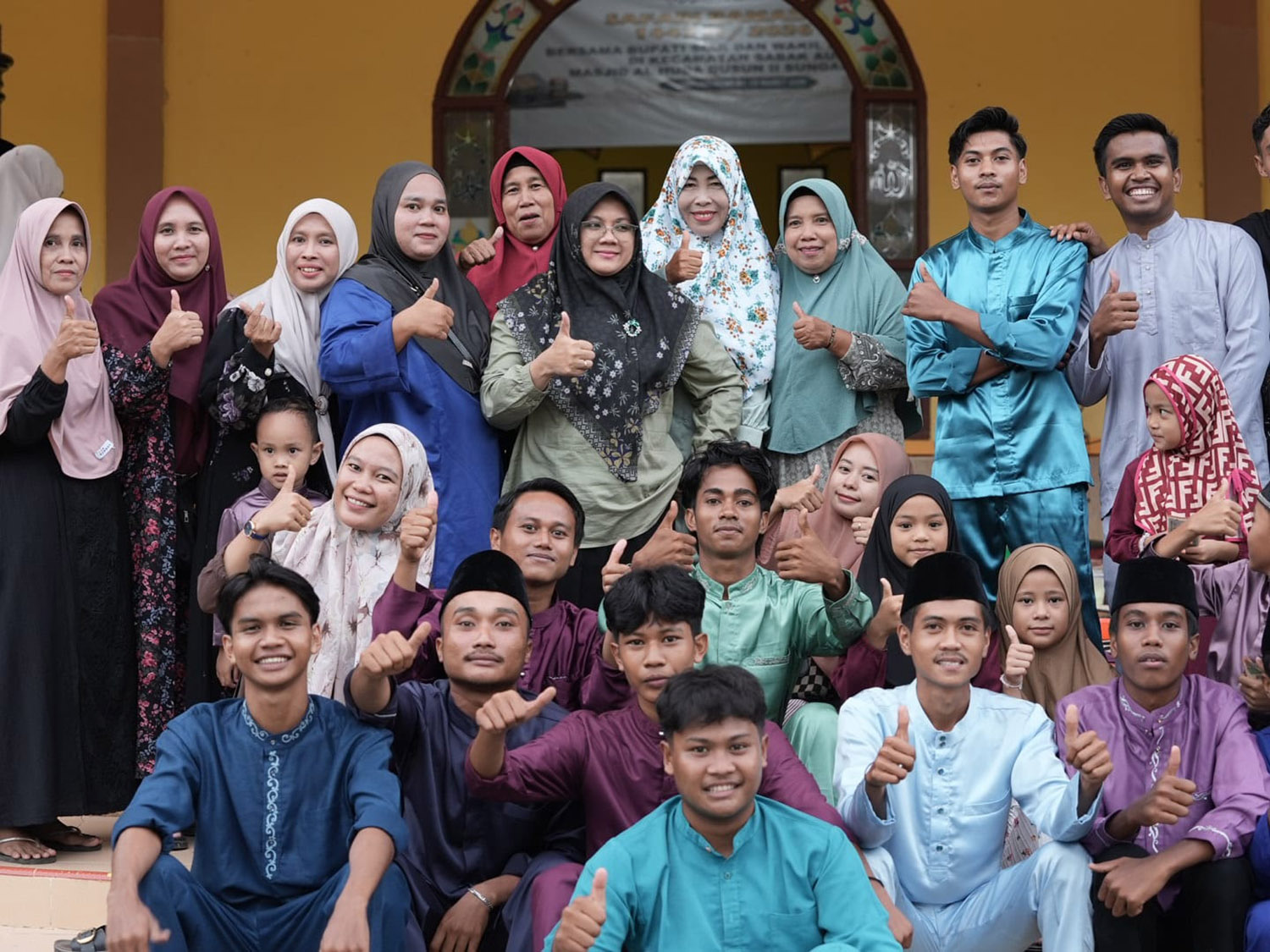 Bupati Siak Afni Z bersama Gen-Z dan masyarakat saat berbuka puasa dan Safari Ramadan di Sabak Auh, Kabupaten Siak, Senin (9/3/2026). 