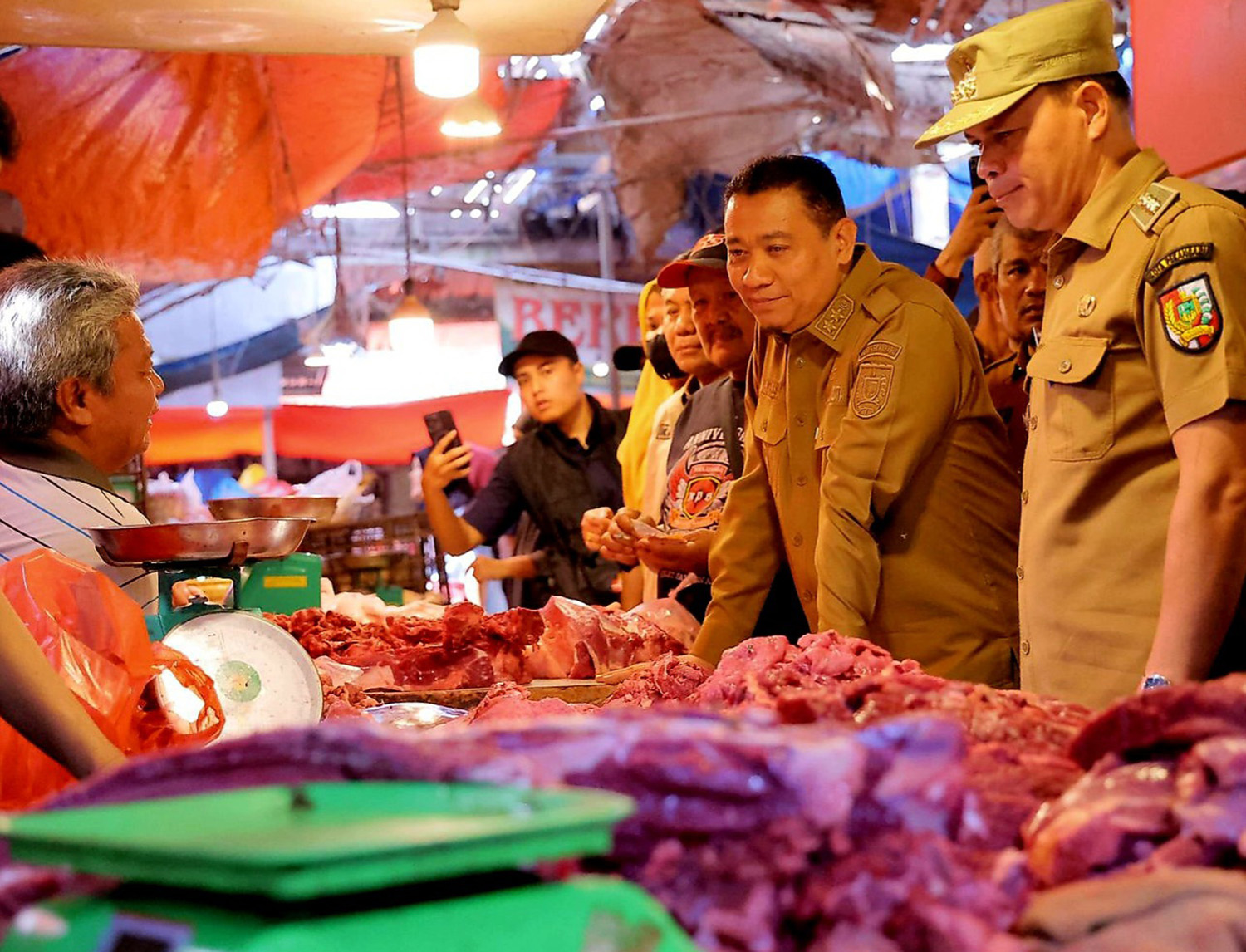 Wakil Wali Kota Pekanbaru Markarius Anwar berdialog dengan pedagang daging sapi segar saat berkunjung ke Pasar Simpang Baru, Panam, Selasa (10/3/2026).