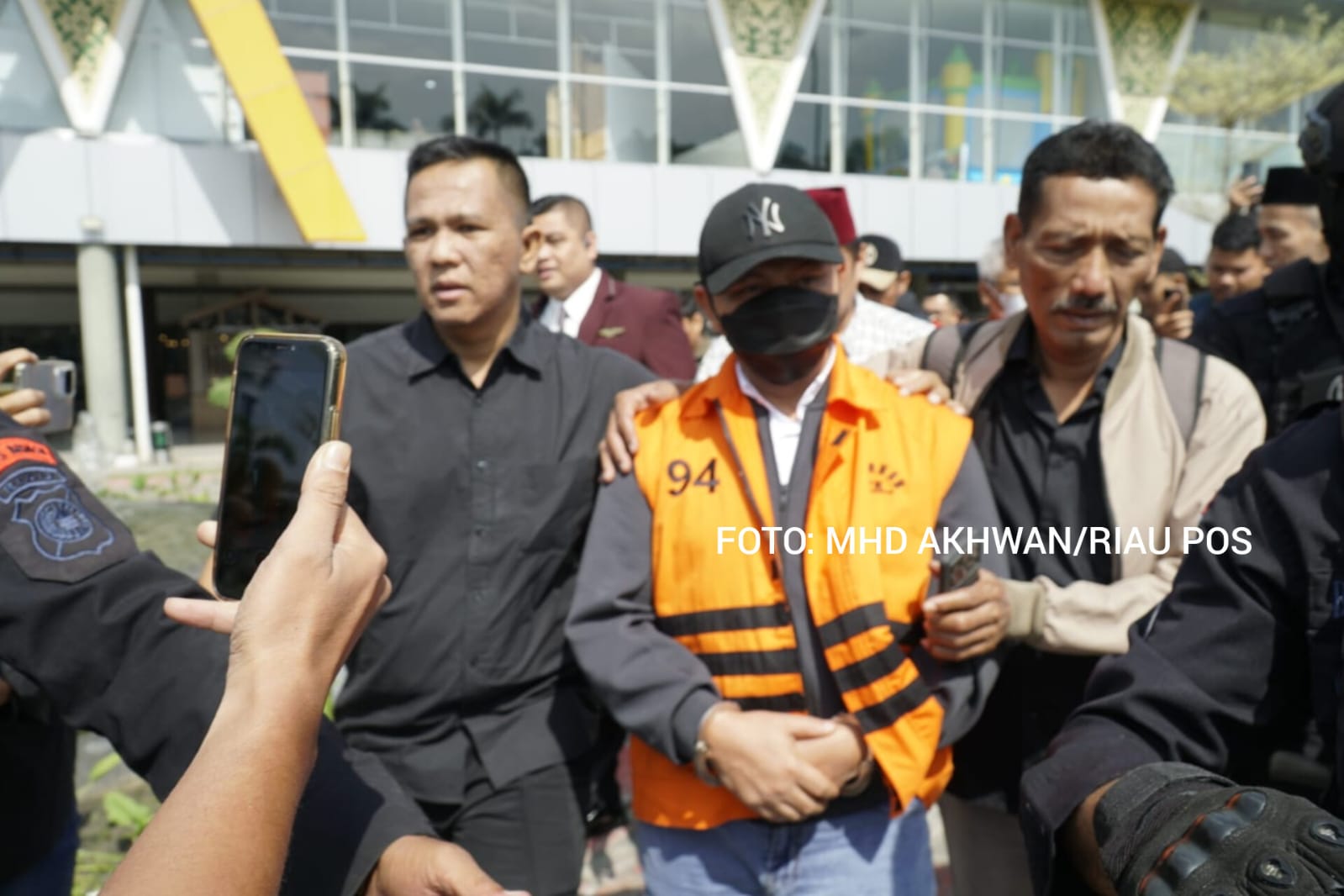 Gubernur Riau Nonaktif Abdul Wahid dengan menggunakan rompi oren tahanan KPK sesampainya di Bandara Sultan Syarif Kasim Pekanbaru, Rabu (11/3/2026).