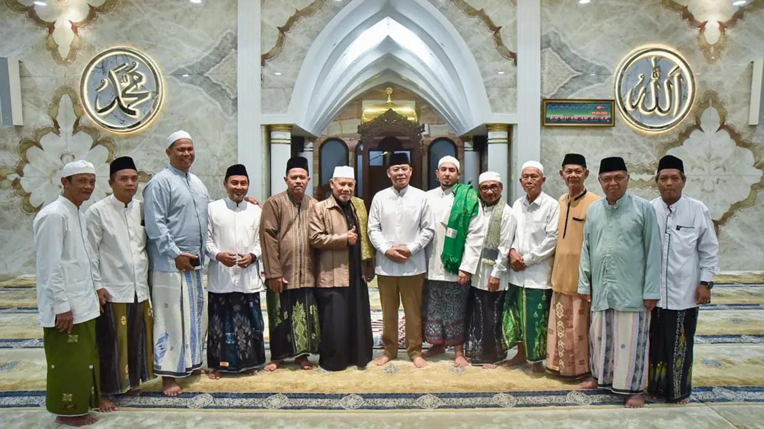 Utusan Khusus Presiden Bidang Ketahanan Pangan, Muhamad Mardiono, foto bersama usai membagikan ribuan paket sembako di Jakarta, Selasa (10/3/2026).