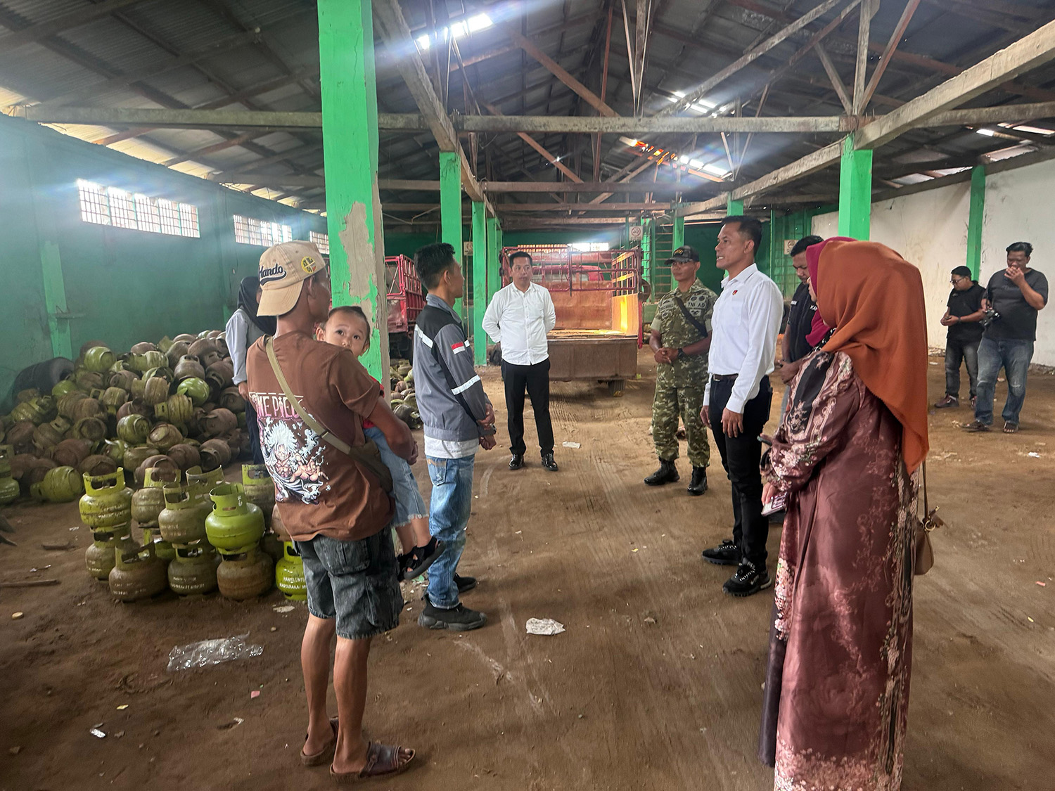 Personel Polres Inhil bersama Disdagtri dan TNI melakukan pemeriksaan ketersediaan dan stok BBM dan elpiji, Selasa (10/3/2026).